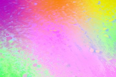 Canlı neon pembe ve sarı su yüzeyinde akıcı sıvı dokusu, yumuşak dalgaları ve parlak yansımaları var. Modern arka planlar, dijital sanat eserleri, markalaşma ve yaratıcı tasarım projeleri için ideal.