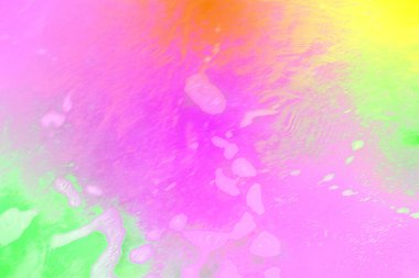 Canlı neon pembe ve sarı su yüzeyinde akıcı sıvı dokusu, yumuşak dalgaları ve parlak yansımaları var. Modern arka planlar, dijital sanat eserleri, markalaşma ve yaratıcı tasarım projeleri için ideal.