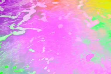 Canlı neon pembe ve sarı su yüzeyinde akıcı sıvı dokusu, yumuşak dalgaları ve parlak yansımaları var. Modern arka planlar, dijital sanat eserleri, markalaşma ve yaratıcı tasarım projeleri için ideal.