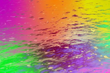 Renkli neon renkli gökkuşağı su yüzeyi, akan sıvı dalgalanmalar, parlak yansımalar ve canlı eğimli doku. Modern arka planlar, dijital sanat, posterler ve yaratıcı markalar için ideal..