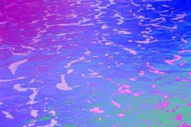 Parlak sıvı dalgalanmaları, yumuşak köpük desenleri ve parıldayan neon yansımaları olan elektrik mor ve mavi su yüzeyi. Fütürist arka planlar, dijital sanat ve yaratıcı tasarım projeleri için mükemmel..