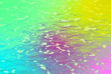 Akan sıvı dokusu, yumuşak dalgaları ve parlak yansımaları olan parlak neon sarısı ve yeşil su yüzeyi. Modern arka planlar, dijital tasarım, markalaşma ve yaratıcı projeler için ideal.