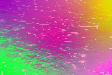 Canlı neon pembe ve yeşil su yüzeyi, akan sıvı dalgalanmaları, parlak yansımaları ve rengarenk dokusu var. Modern arka planlar, dijital sanat ve yaratıcı markalaşma projeleri için ideal..