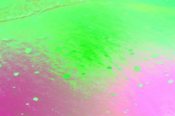 Akan sıvı dalgalanmaları, yumuşak köpük dokuları ve parlak yansımaları olan parlak neon yeşil su yüzeyi. Modern arka planlar, dijital sanat, markalaşma ve gelecek tasarım projeleri için mükemmel..