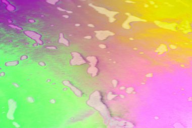 Pembe, sarı ve yeşil gradyanlı yumuşak pastel neon su yüzeyi, organik sıvı desenleri ve yumuşak köpük detayları. Premium arka planlar, ambalaj, markalaşma ve dijital tasarım için ideal.