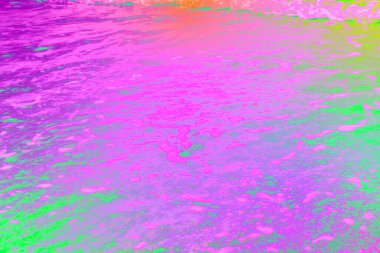 Canlı, soyut su yüzeyinde organik dalgalanmalar ve ışık yansımaları olan neon pembe, yeşil ve sarı renkler var. Modern arka planlar, posterler, markalaşma ve dijital sanat eserleri için ideal.