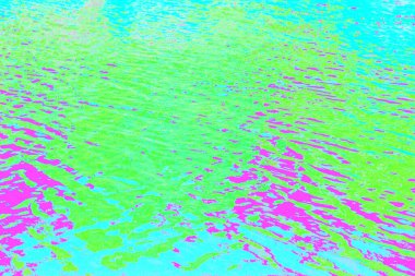 Doğal dalgalanmalar ve ışık yansımalarının oluşturduğu canlı soyut su yüzeyi dokusu cesur renk farklılıkları ve akışkan organik desenler yaratıyor. Yaratıcı tasarım, markalaşma, dijital sanat, çevresel kavramlar için modern bir arkaplan olarak ideal