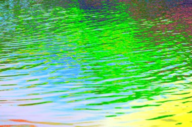 Canlı dalgalanmalar ve renkli yansımalarla soyut su yüzeyi akışkan organik desenler oluşturuyor. Doğal hareket ve ışık modern arka planlar, yaratıcı tasarım, marka görselleri ve kavramsal çevre için uygun dinamik bir doku oluşturur.