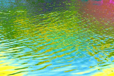 Canlı dalgalanmalar ve renkli yansımalarla soyut su yüzeyi akışkan organik desenler oluşturuyor. Doğal hareket ve ışık modern arka planlar, yaratıcı tasarım, marka görselleri ve kavramsal çevre için uygun dinamik bir doku oluşturur.