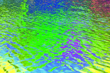 Canlı dalgalanmalar ve renkli yansımalarla soyut su yüzeyi akışkan organik desenler oluşturuyor. Doğal hareket ve ışık modern arka planlar, yaratıcı tasarım, marka görselleri ve kavramsal çevre için uygun dinamik bir doku oluşturur.