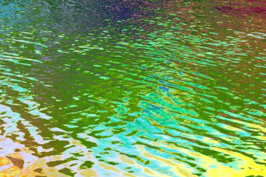 Canlı dalgalanmalar ve renkli yansımalarla soyut su yüzeyi akışkan organik desenler oluşturuyor. Doğal hareket ve ışık modern arka planlar, yaratıcı tasarım, marka görselleri ve kavramsal çevre için uygun dinamik bir doku oluşturur.