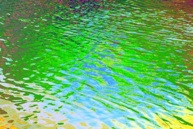 Canlı dalgalanmalar ve renkli yansımalarla soyut su yüzeyi akışkan organik desenler oluşturuyor. Doğal hareket ve ışık modern arka planlar, yaratıcı tasarım, marka görselleri ve kavramsal çevre için uygun dinamik bir doku oluşturur.