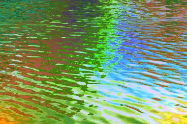 Renkli holografik dalgalanmalarla soyut su yüzeyi dokusu. Duvar kağıdı tasarımı için yeşil, pembe, mavi ve mor renkte sanatsal sıvı deseni