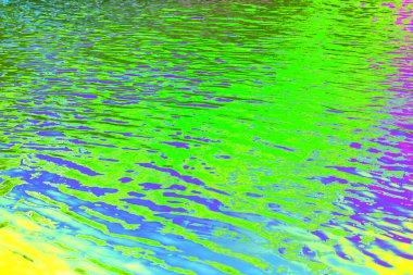 Renkli holografik dalgalanmalarla soyut su yüzeyi dokusu. Duvar kağıdı tasarımı için yeşil, pembe, mavi ve mor renkte sanatsal sıvı deseni