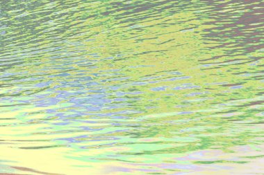 Renkli holografik dalgalanmalarla soyut su yüzeyi dokusu. Duvar kağıdı tasarımı için yeşil, pembe, mavi ve mor renkte sanatsal sıvı deseni.