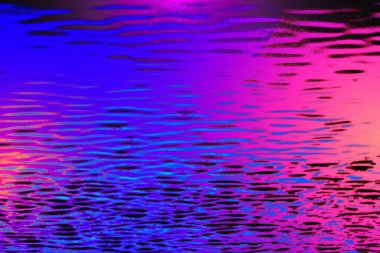 Bardağa su damlatıyor.