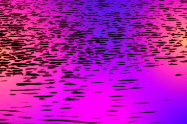 Nehirdeki su dalgaları