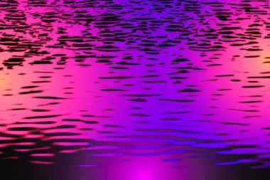 Mor suyun yansımalı soyut neon arkaplanı.