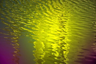 Bir bardak suyla soyut bir arkaplan