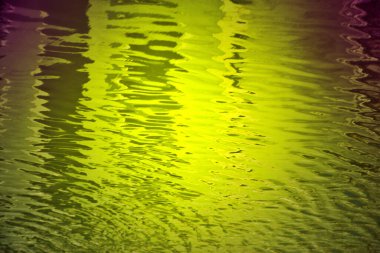 Havuzda su yansıması var. soyut doku