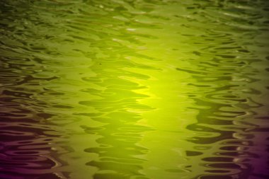 Bardağa su damlatıyor.