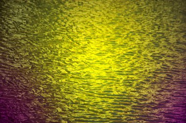 Su bardağa düşer.