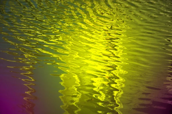 Bir bardak suyla soyut bir arkaplan