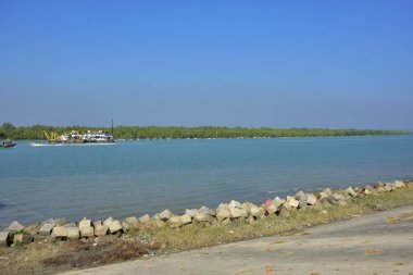 COXS BAZAR, BANGLADESH 20 HAZİRAN 2026: Balıkçı tekneleri Bengal Körfezi 'ne doğru yol almadan önce Bakkhali Nehri' nde bekliyor. Yerel balıkçılar nehir kanalından açık denize güvenli bir şekilde gidebilmek için gelgit su seviyelerine bağımlılar..