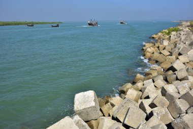 COXS BAZAR, BANGLADESH 20 HAZİRAN 2026: Balıkçı tekneleri Bengal Körfezi 'ne doğru yol almadan önce Bakkhali Nehri' nde bekliyor. Yerel balıkçılar nehir kanalından açık denize güvenli bir şekilde gidebilmek için gelgit su seviyelerine bağımlılar..
