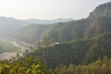 Lama, Bandarban, Bangladeş 'in Hilly manzarası, meşe ağacı (Segun) ve Matamuhuri Nehri' ne bakan karışık ağaç çiftlikleri. Kurak mevsim manzarası katmanlı tepeler, yumuşak güneş ışığı ve sakin kırsal atmosfer..