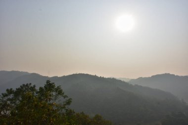 Lama, Bandarban, Bangladeş 'in Hilly manzarası, meşe ağacı (Segun) ve Matamuhuri Nehri' ne bakan karışık ağaç çiftlikleri. Kurak mevsim manzarası katmanlı tepeler, yumuşak güneş ışığı ve sakin kırsal atmosfer..