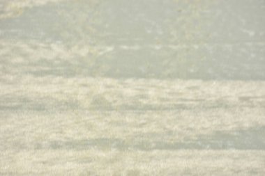 Rüzgâr ve sığ suların oluşturduğu doğal kum dalgalanmaları plaj yüzeyinde soyut desenler oluşturur. Tasarım ve doğa kavramları için ideal minimum kıyı arkaplanı, ince ışık ve organik kumlu detaylar.