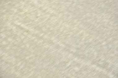 Rüzgâr ve sığ suların oluşturduğu doğal kum dalgalanmaları plaj yüzeyinde soyut desenler oluşturur. Tasarım ve doğa kavramları için ideal minimum kıyı arkaplanı, ince ışık ve organik kumlu detaylar.