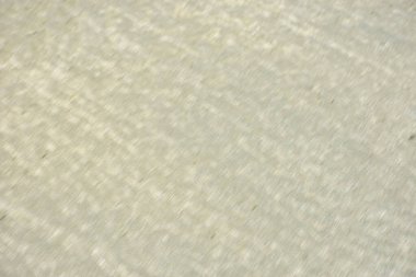 Inani Sahili, Ukhia, Coxs Bazar, Bangladeş 'te doğal kum dalgalanma desenleri. Yumuşak ışık akış çizgilerini ve rüzgar ve su tarafından şekillendirilen organik dokuları vurgular, arka plan ve tasarım için sakin bir kıyı soyut ideal yaratır.