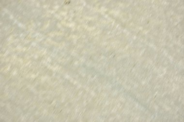 Inani Sahili, Ukhia, Coxs Bazar, Bangladeş 'te doğal kum dalgalanma desenleri. Yumuşak ışık akış çizgilerini ve rüzgar ve su tarafından şekillendirilen organik dokuları vurgular, arka plan ve tasarım için sakin bir kıyı soyut ideal yaratır.