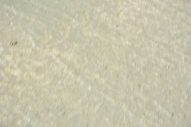 Inani Sahili, Ukhia, Coxs Bazar, Bangladeş 'te doğal kum dalgalanma desenleri. Yumuşak ışık akış çizgilerini ve rüzgar ve su tarafından şekillendirilen organik dokuları vurgular, arka plan ve tasarım için sakin bir kıyı soyut ideal yaratır.