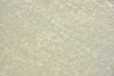 Inani Sahili, Ukhia, Coxs Bazar, Bangladeş 'te doğal kum dalgalanma desenleri. Yumuşak ışık akış çizgilerini ve rüzgar ve su tarafından şekillendirilen organik dokuları vurgular, arka plan ve tasarım için sakin bir kıyı soyut ideal yaratır.