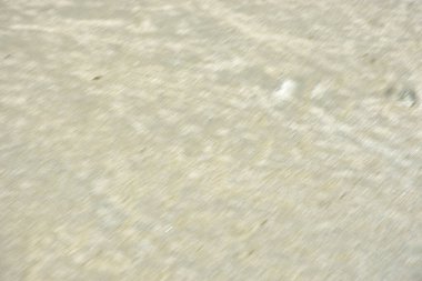 Inani Sahili, Ukhia, Coxs Bazar, Bangladeş 'te doğal kum dalgalanma desenleri. Yumuşak ışık akış çizgilerini ve rüzgar ve su tarafından şekillendirilen organik dokuları vurgular, arka plan ve tasarım için sakin bir kıyı soyut ideal yaratır.