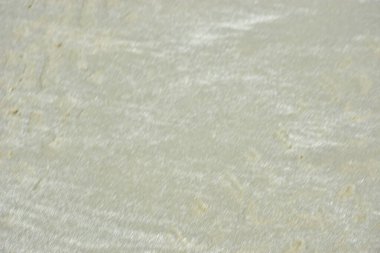 Inani Sahili, Ukhia, Coxs Bazar, Bangladeş 'te doğal kum dalgalanma desenleri. Yumuşak ışık akış çizgilerini ve rüzgar ve su tarafından şekillendirilen organik dokuları vurgular, arka plan ve tasarım için sakin bir kıyı soyut ideal yaratır.