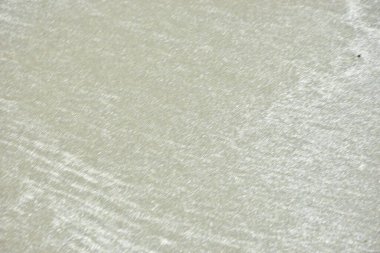 Inani Sahili, Ukhia, Coxs Bazar, Bangladeş 'te doğal kum dalgalanma desenleri. Yumuşak ışık akış çizgilerini ve rüzgar ve su tarafından şekillendirilen organik dokuları vurgular, arka plan ve tasarım için sakin bir kıyı soyut ideal yaratır.