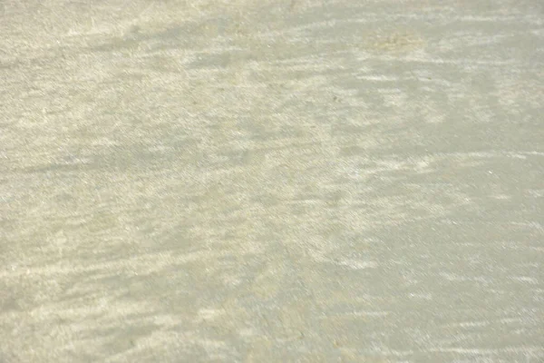 Rüzgâr ve sığ suların oluşturduğu doğal kum dalgalanmaları plaj yüzeyinde soyut desenler oluşturur. Tasarım ve doğa kavramları için ideal minimum kıyı arkaplanı, ince ışık ve organik kumlu detaylar.