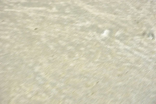 Inani Sahili, Ukhia, Coxs Bazar, Bangladeş 'te doğal kum dalgalanma desenleri. Yumuşak ışık akış çizgilerini ve rüzgar ve su tarafından şekillendirilen organik dokuları vurgular, arka plan ve tasarım için sakin bir kıyı soyut ideal yaratır.