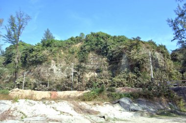 Inani Sahili, Cox 's Bazar, Bangladeş' teki doğal manzaranın geniş açılı bir görüntüsü. Görüntü, tepe arazisinin eşsiz buluşma noktasını ve Deniz Yolu boyunca uzanan Casuarina (Jhau) ormanını yakalıyor..