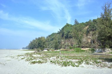 Inani Sahili, Cox 's Bazar, Bangladeş' teki doğal manzaranın geniş açılı bir görüntüsü. Görüntü, tepe arazisinin eşsiz buluşma noktasını ve Deniz Yolu boyunca uzanan Casuarina (Jhau) ormanını yakalıyor..