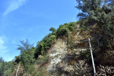 Inani Sahili, Cox 's Bazar, Bangladeş' teki doğal manzaranın geniş açılı bir görüntüsü. Görüntü, tepe arazisinin eşsiz buluşma noktasını ve Deniz Yolu boyunca uzanan Casuarina (Jhau) ormanını yakalıyor..