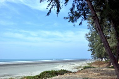 Inani Sahili, Cox 's Bazar, Bangladeş' teki doğal manzaranın geniş açılı bir görüntüsü. Görüntü, tepe arazisinin eşsiz buluşma noktasını ve Deniz Yolu boyunca uzanan Casuarina (Jhau) ormanını yakalıyor..