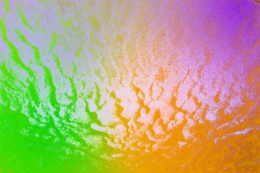 Dinamik dalgalanma dokusu ve akışkan yüzey desenleri olan soyut renk eğimli arkaplan. Modern tasarım, markalaşma, posterler, dijital sanat, duvar kağıtları, sunumlar ve yaratıcı görsel kompozisyonlar için canlı çok renkli arkaplan.