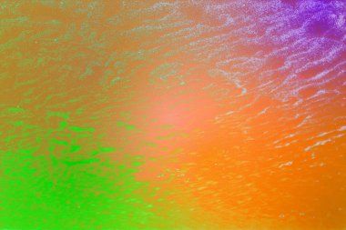 Dinamik dalgalanma dokusu ve akışkan yüzey desenleri olan soyut renk eğimli arkaplan. Modern tasarım, markalaşma, posterler, dijital sanat, duvar kağıtları, sunumlar ve yaratıcı görsel kompozisyonlar için canlı çok renkli arkaplan.