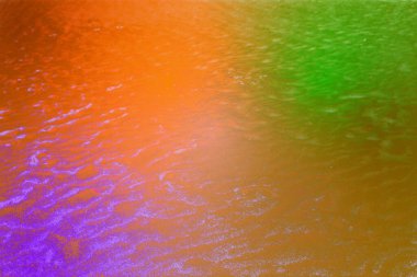 Dinamik dalgalanma dokusu ve akışkan yüzey desenleri olan soyut renk eğimli arkaplan. Modern tasarım, markalaşma, posterler, dijital sanat, duvar kağıtları, sunumlar ve yaratıcı görsel kompozisyonlar için canlı çok renkli arkaplan.