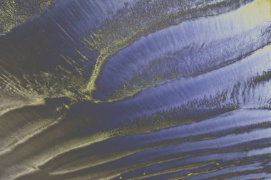 Gelgit suyu hareketinin şekillendirdiği soyut kıyı kum desenli doku, kıyı şeridi yüzeyindeki doğal dalgalanma oluşumlarını ve katmanlı çökeltileri gösteriyor. Doğal altyapılar, çevresel kavramlar, jeomorfoloji görselleri için uygundur.,